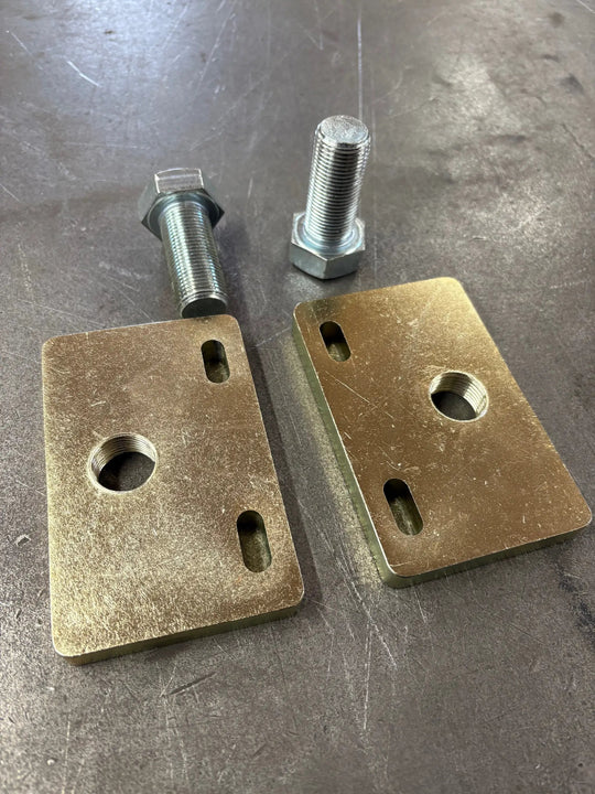 4Link4WD Universal Case Spreader Adapters – Heavy-Duty 1/2" Steel, gold-tone plates with slotted holes and bolts
