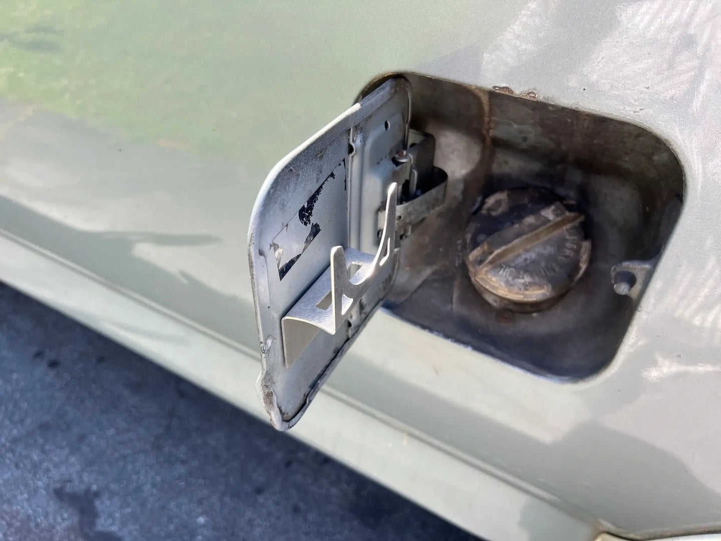 Gas cap holder JC Customs OBS Ford 80-97 mounted at the fuel filler