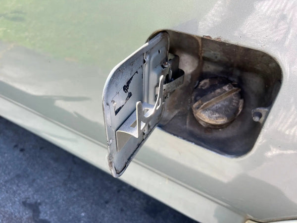 Gas cap holder JC Customs OBS Ford 80-97 mounted at the fuel filler