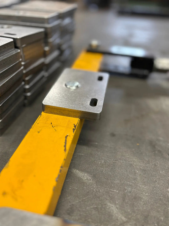 4Link4WD Universal Case Spreader Differential Housing Adapters Heavy-Duty 1/2 in Steel on yellow workbench